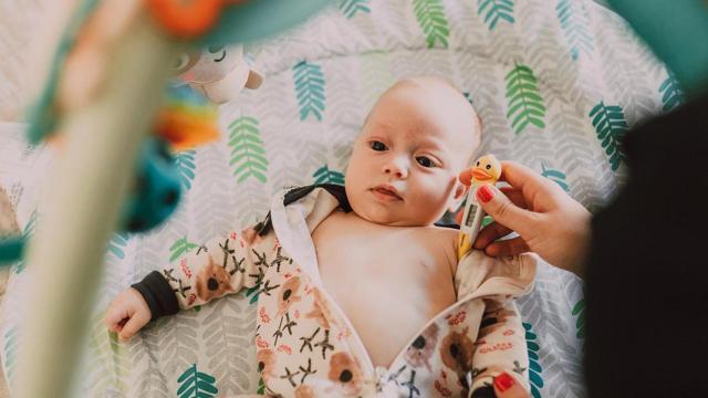 Una madre toma la temperatura de su bebé / PEXELS