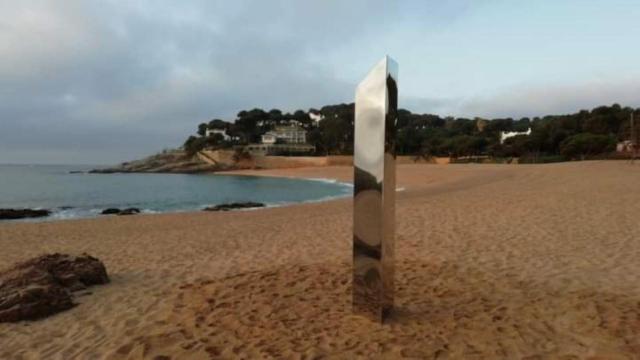 Imagen del monolito aparecido en la playa de Sa Conca (Costa Brava), que ha sido difundida por las redes por Arocinema Associació / AROCINEMA ASSOCIACIO
