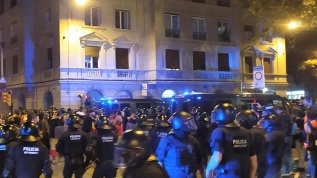 Agentes de los Mossos en la plaza de Artós, donde un manifestante golpeó a un policía / EUROPAPRESS