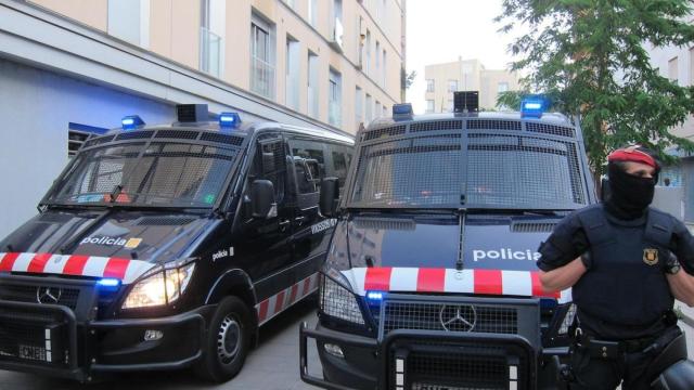 Furgones de los Mossos durante los disturbios del 1-O / EP