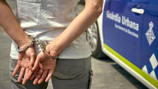 Un detenido por apuñalar a un hombre en el Raval / GUARDIA URBANA