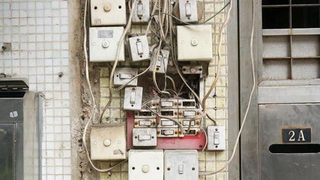 Panel de electricidad anticuado y averiado / UNSPLASH