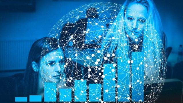 Dos mujeres y una representación de internet / PIXABAY