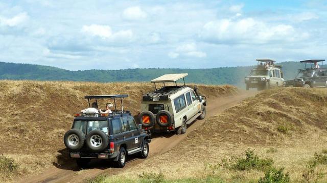 Varios vehículos de safari, en una imagen de archivo / PIXABAY