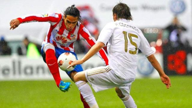 Falcao y Coentrao en un lance de un derbi entre el Atlético y el Real Madrid / EFE