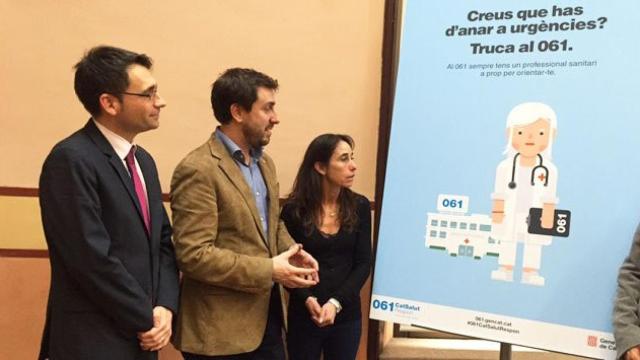 Toni Comín (c), David Elvira, director del CatSalut (i) y una enfermera del SEM, en la presentación de la campaña / CG