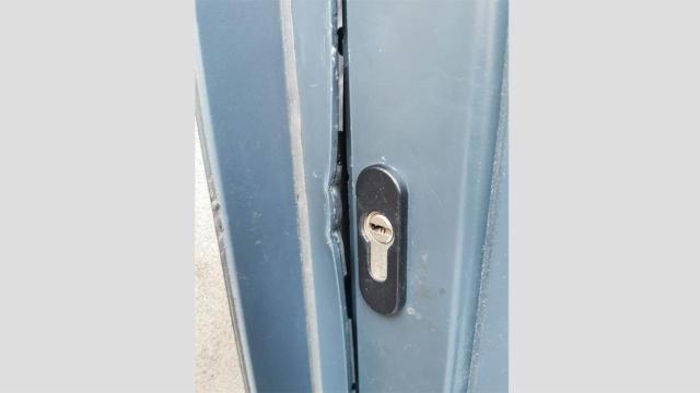 Una cerradura forzada de una vivienda con okupas en Mataró / CEDIDA