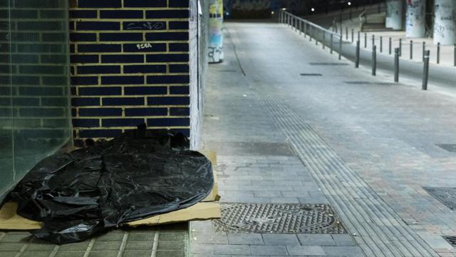 Espacio donde duerme una persona sin techo en Barcelona / ARRELS