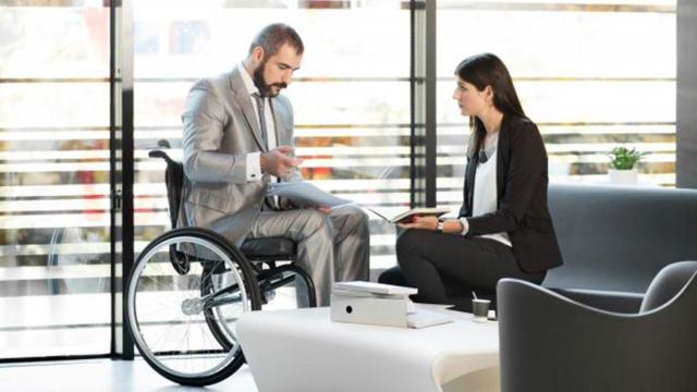 Una persona en silla de ruedas que trabaja en una empresa del Grupo SIFU / SIFU