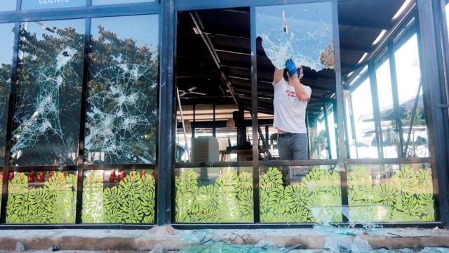 Cristales rotos en un local afectado por los actos vandálicos en las playas de Barcelona / EFE