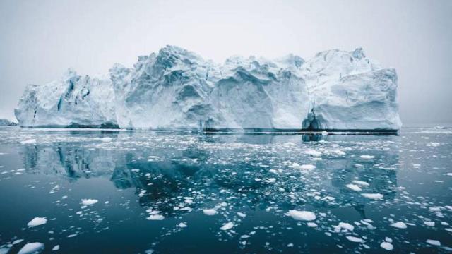 Un iceberg navega a la deriva: el deshielo es una de las consecuencias del cambio climático / BANCO SANTANDER