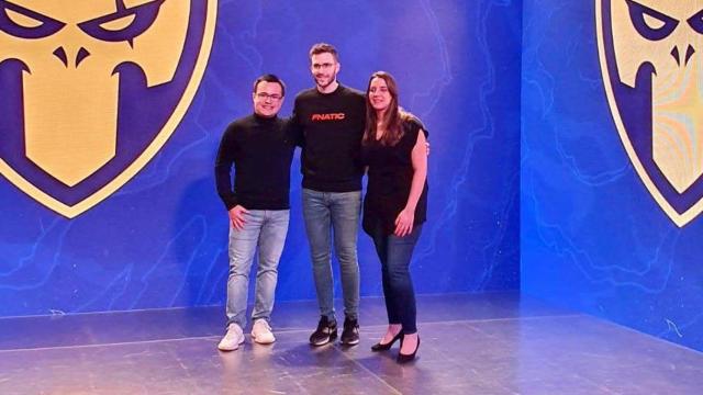 El 'youtuber' español Alvaro845 (izquierda) con los representantes de Fnatic / CEDIDA