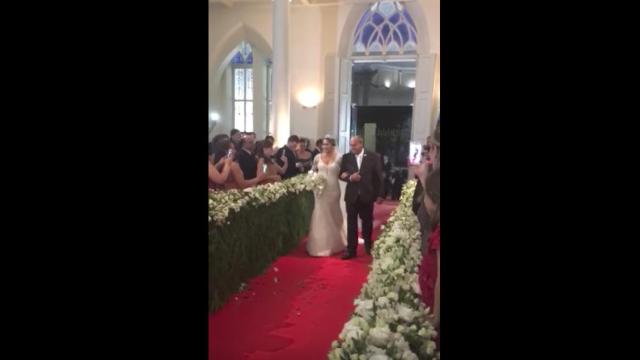 La novia camina hasta el altar en su boda