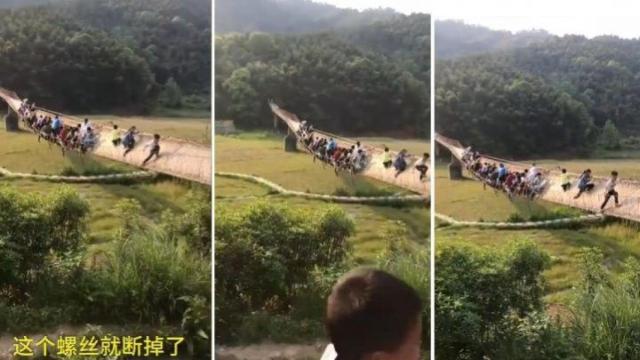 Los turistas quedaron colgados cuando el puente se desprendió