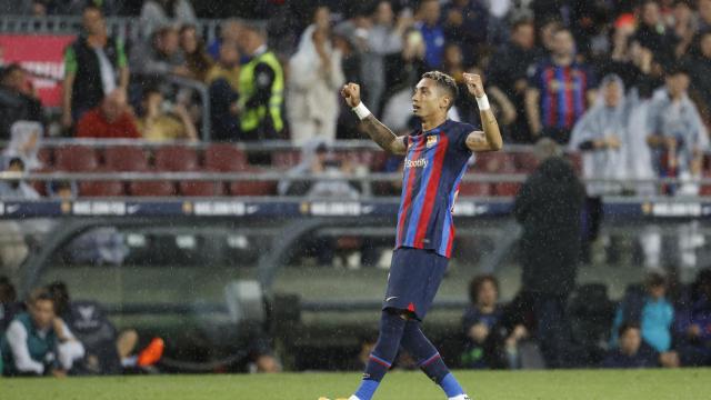 Raphinha celebra un gol con los aficionados del Camp Nou / EFE