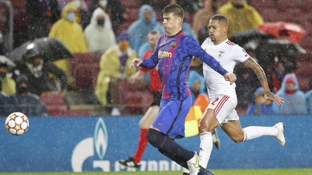Gerard Piqué, disputando el esférico contra un atacante del Benfica / EFE