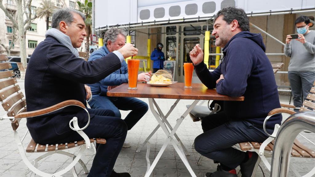 Álex Santos (derecha) comparte mesa con Joan Laporta / EFE