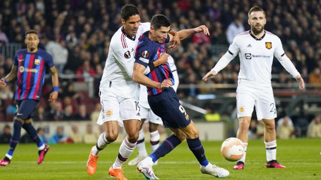 Robert Lewandowski, agarrado por Varane de forma clamorosa en el Barça-United /EFE