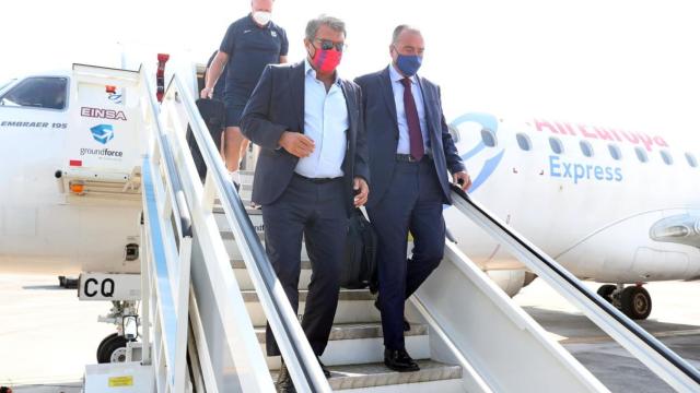 Joan Laporta, junto a Rafael Yuste y Koeman, en el primer desplazamiento del Barça este año, a Bilbao / FC Barcelona