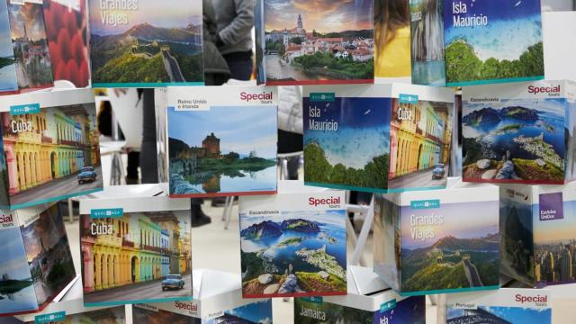 Cartel de los numerosos destinos que ofrece B-Travel para anunciar el inicio de la temporada turística / FIRA