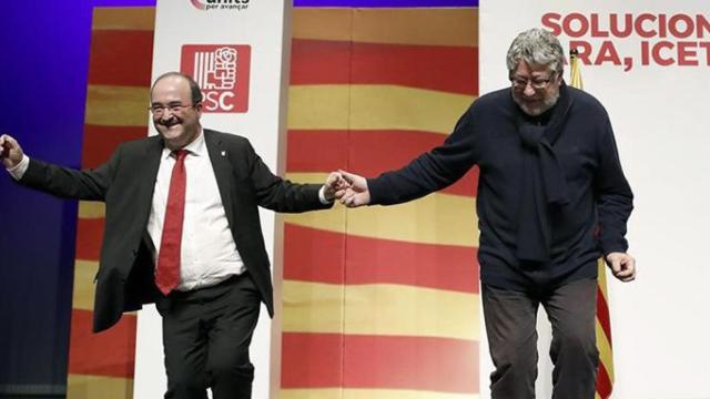 El candidato del PSC a la presidencia de la Generalitat, Miquel Iceta, baila acompañado del expresidente del alcalde de Cornellà de Llobregat (Barcelona), Antoni Balmón, en el mitin final del partido / EFE
