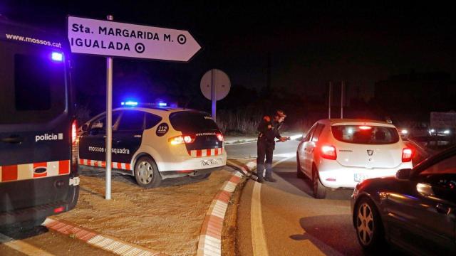 Controles de acceso a la zona de Igualada durante el confinamiento / EFE