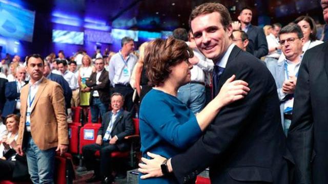 Pablo Casado saluda a Soraya Sánez de Santamaría antes de su intervención en el XIX Congreso del PP en Madrid / EFE