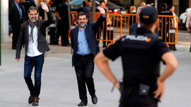 Jordi Cuixart (i), presidente de Òmnium Cultural y Jordi Sànchez, presidente de la ANC, llegando a la Audiencia Nacional el lunes / EFE