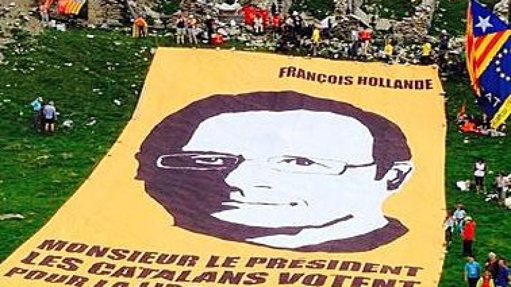 Pancarta desplegada por la ANC para pedir el apoyo del presidente francés, François Hollande, al referéndum independentista