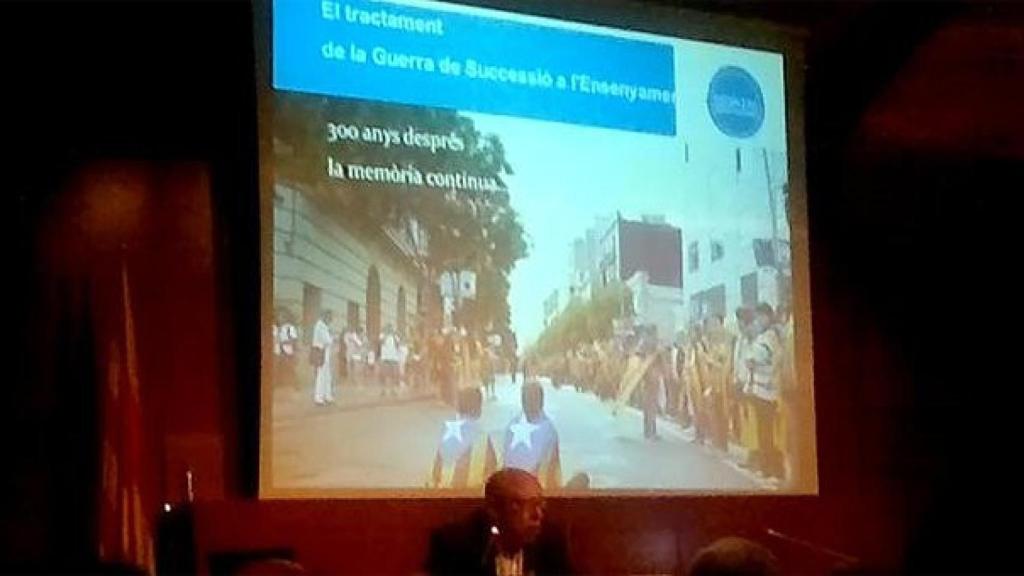 Hernàndez, durante su conferencia para enseñar los hechos de 1714