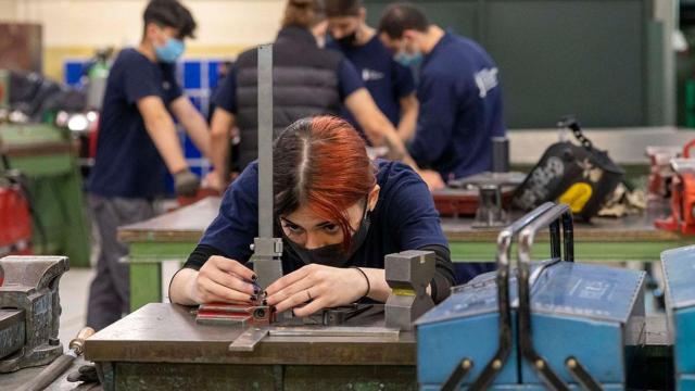 Una alumna de un curso de FP Dual de un centro de Cataluña, como los que han sido galardonados con los Premios Dualiza de Bankia / EDUCACIÓ