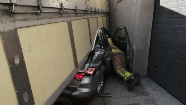 Estado en el que ha quedado el coche tras ser aplastado por un camión / BOMBERS