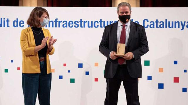 La teniente de alcalde de Barcelona, Janet Sanz, entregando el premio al proyectista de la variante de Vallirana a Enric Font, en representación de AudingIntraesa / @consellinfraes (TWITTER)