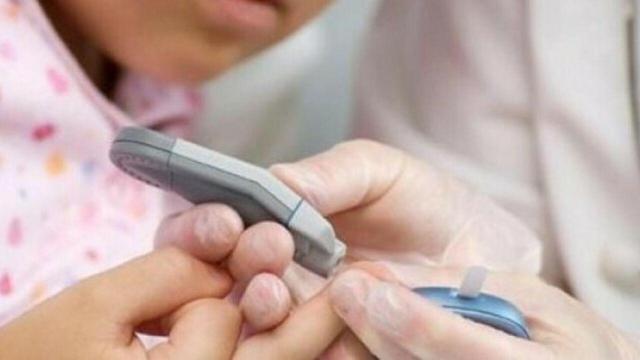 Controles de glucosa a los que se someten los diabéticos / EFE