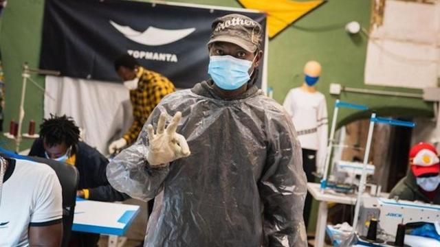 Uno de los trabajadores del taller de batas y mascarillas de los manteros de Barcelona / SINDICATO MANTERO BCN
