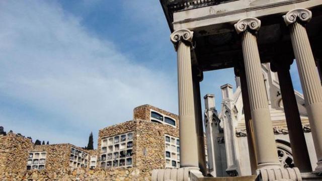 Imagen del Cementerio de Montjuïc, que el Ayuntamiento de Barcelona ha apuntalado para evitar más derrumbes / CG