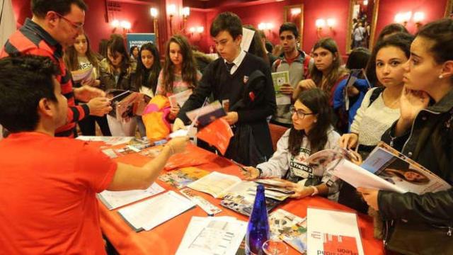 Estudiantes durante una feria de Unitour, imagen de archivo