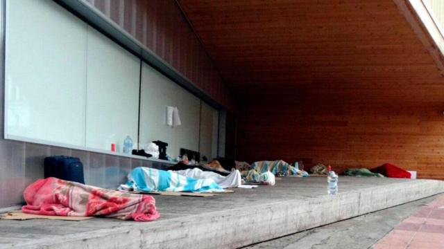 Temporeros duermen en las calles de Lleida durante la campaña de recogida de la fruta / LA BAULA LLEIDA