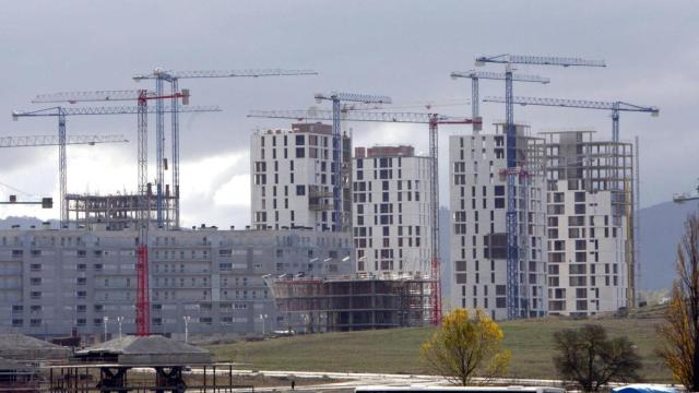 La construcción de viviendas se aviva mientras las hipotecas se hunden / EFE