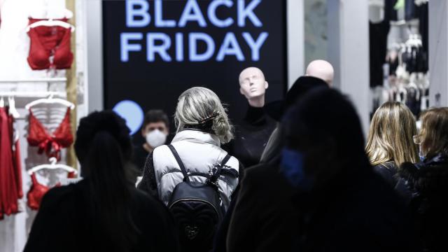 Varias personas acceden a un comercio durante el Black Friday / EP