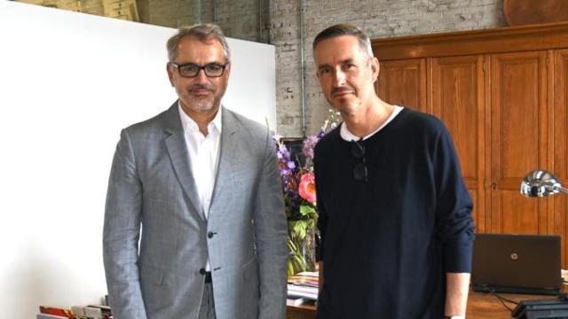 El presidente y consejero delegado de Puig, Marc Puig, junto al diseñador belga Dries Van Noten / PUIG