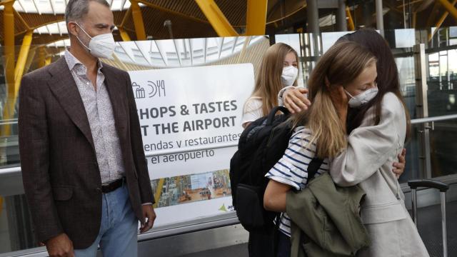 La infanta Leonor se despide de los Reyes y su hermana en el aeropuerto / EP