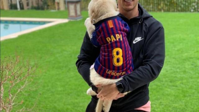 Artur Melo con su mascota en la casa de Barcelona donde residía