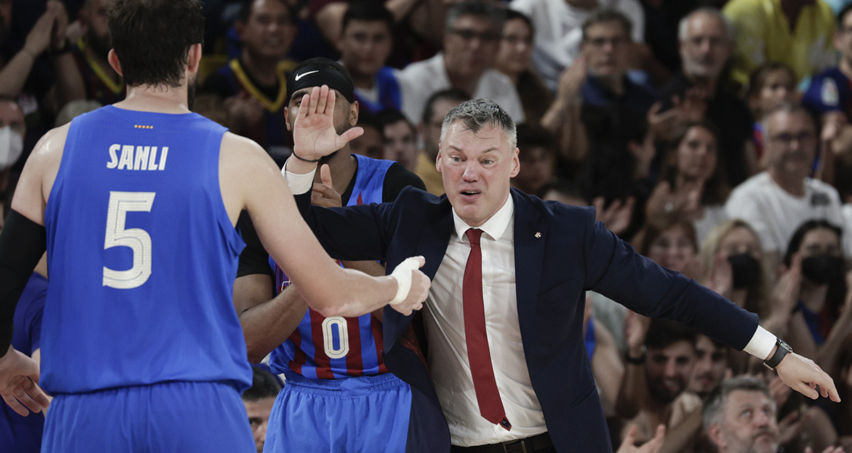 Jasikevicius felicita a Sertac Sanli por su partido ante el Joventut de Badalona / EFE