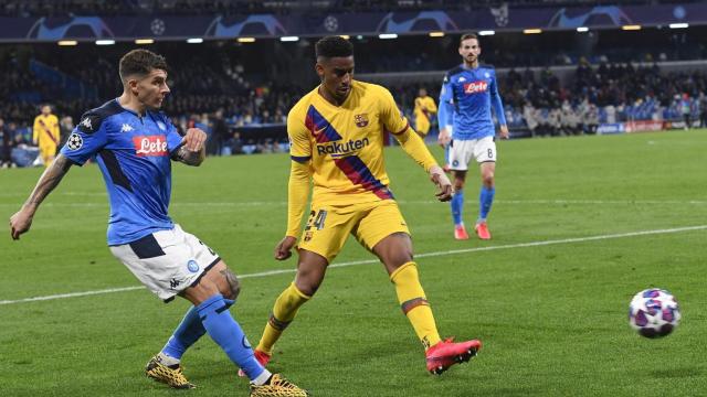 Junior Firpo, uno de los laterales del Barça, en una acción contra el Nápoles / EFE