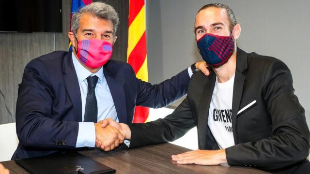 Joan Laporta con Óscar Mingueza, durante la renovación contractual del canterano, antes de marcharse con un porcentaje de futura venta / FCB