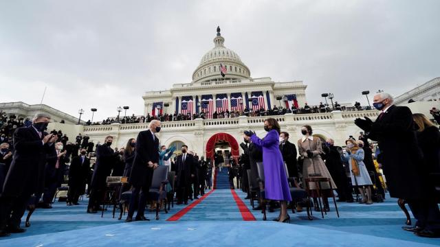 La vicepresidenta de Estados Unidos, Kamala Harris, aplaude al nuevo presidente, Joe Bide, en su investidura / ANDREW HARNIK -EFE-EPA