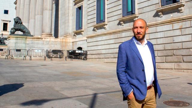 El investigador del Instituto de Geociencias, David Martín Freire-Lista, junto a las piedras de Redueña que sujetan el Congreso de los Diputados / CG