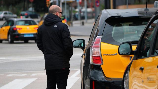 Imagen de un taxista de Barcelona frente a su vehículo / CG