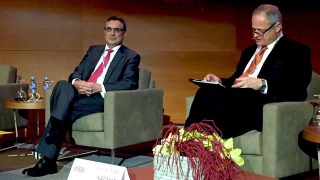 Antonio J. Cobo (i), presidente de Anfac y máximo ejecutivo de General Motors en España en el encuentro de la automoción en IESE / CG